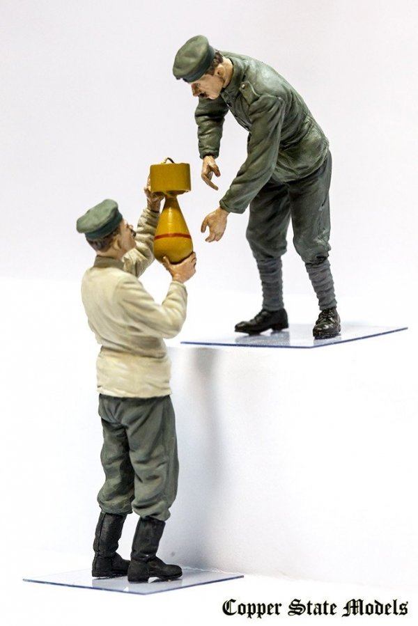 Copper State Models F32-005 German aerodrome personnel bomb loading 1:32