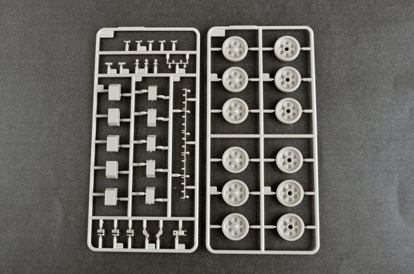 Trumpeter 09610 Russian T-72B3 with 4S24 Soft Case ERA &amp; Grating Armour 1/35