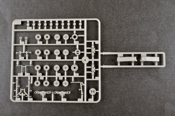 Trumpeter 07194 MAZ-537G intermediate type with MAZ/ChMZAP 5247G semi-trailer 1/72