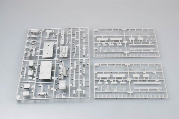 Trumpeter 01004 M1078 Light Medium Tactical Vehicle (LMTV) Standard Cargo Tru (1:35)