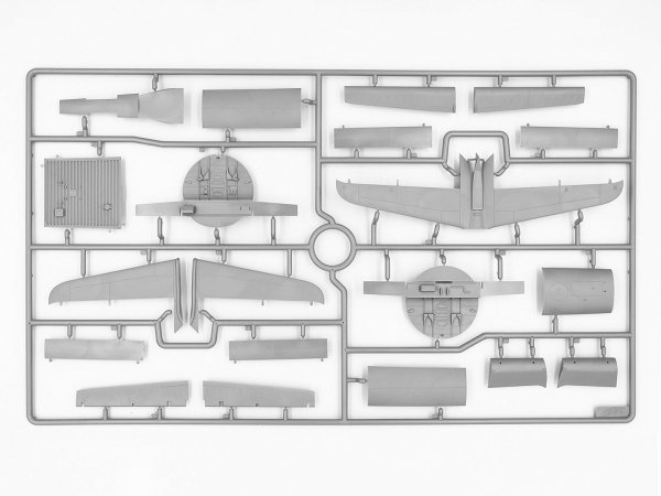 ICM 48327 Airfield of the American Bomber Group 1/48