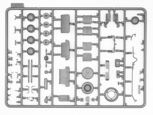 ICM 35479 Moskvitch-401-420 Saloon 1/35