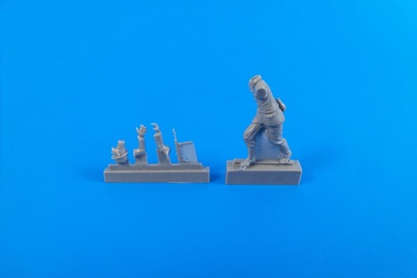 CMK 48309 German WWII Motorcycle Rider(pushing his Machine) for Tamiya BMW kit 1/48