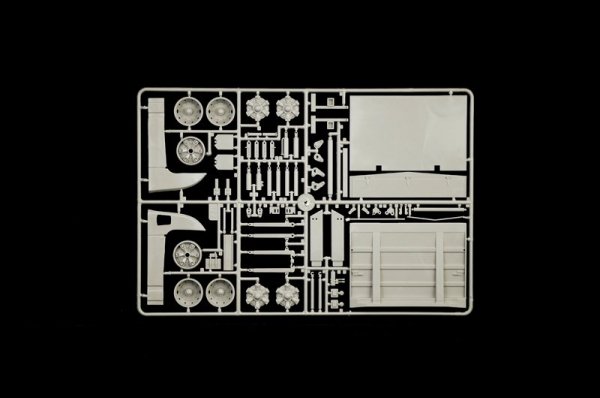 Italeri 3945 VOLVO F16 Globetrotter Canvas Truck with elevator 1/24