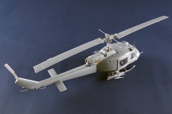 Trumpeter 05112 UH-1B Huey - Gunship 1/35