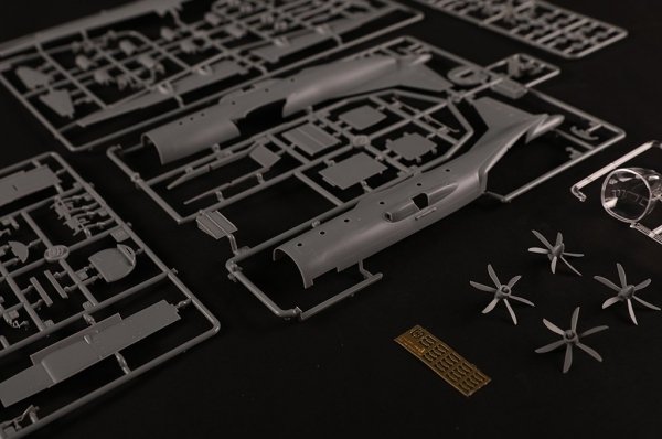 Hobby Boss 83906 Chinese Y-9 1/144