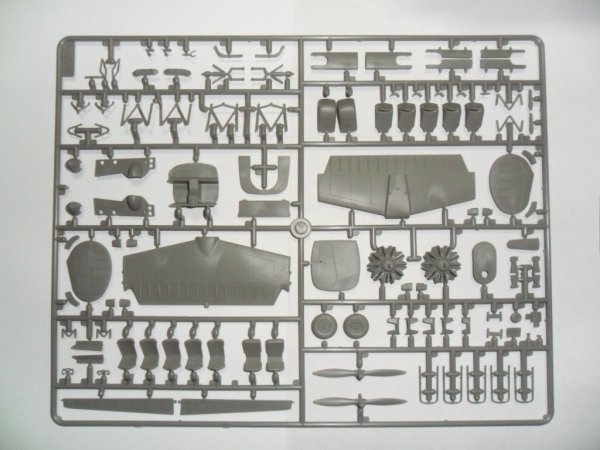 ICM 48185 C18S, American Passenger Aircraft (1:48)