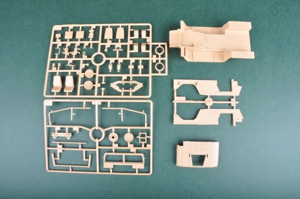 Hobby Boss 82467 Meng Shi 1.5 ton Military Light Utility Vehicle- Parade Versi (1:35)