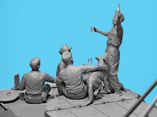 ICM 35343 Prost! Between Battles on Bergepanther WWII German Tankmen with Bergepanther 1/35
