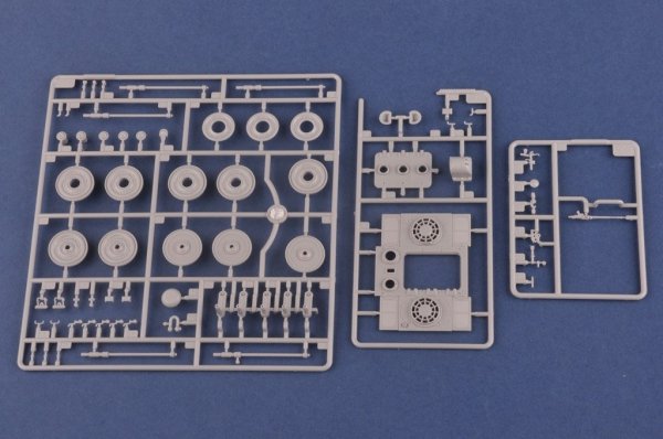 Hobby Boss 84533 Pz.Kpfw.VI Sd.Kfz.182 Tiger II (Henschel July-1945 Production) (1:35)