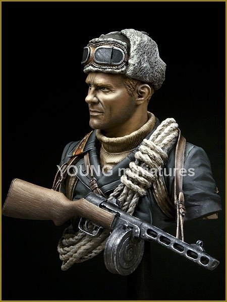 Young Miniatures YM1827 SOVIET MOUNTAINEER OFFICER 1942 1/10