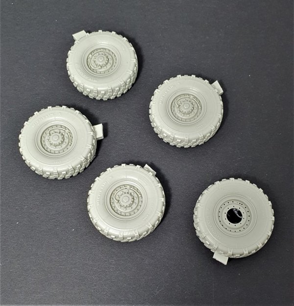 Panzer Art RE35-705 M1078 LMTV Road wheels (Michelin) 1/35