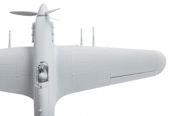 Zvezda 7322 British Fighter Hawker Hurricane IIC 1/72