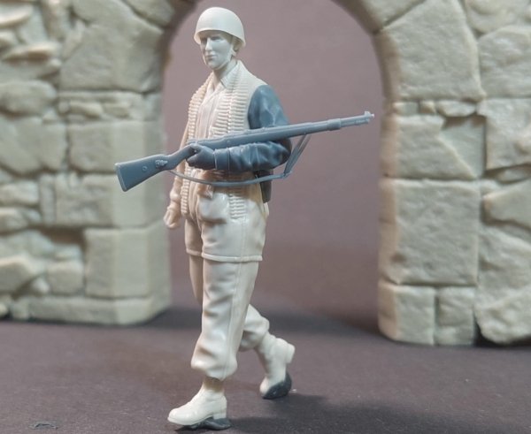 Panzer Art FI35-242 German fallschirmjager on the march 1/35