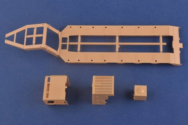 Hobby Boss 85519 M911 C-HET w/m747 Heavy Equipment Semi-Trailer (1:35)