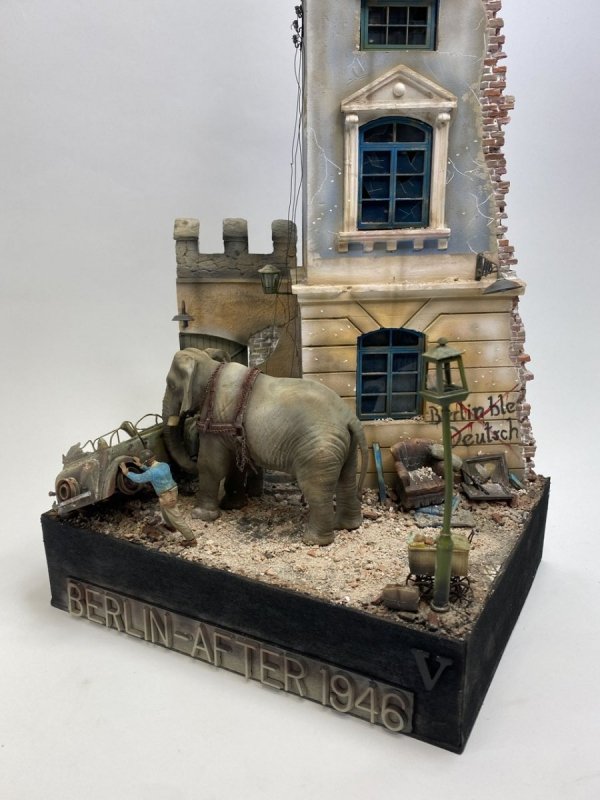 RT-Diorama 35025 Diorama-Base: German Town House 1/35