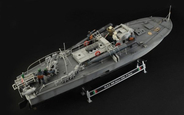 Italeri 5626 M.A.S. 563/568 with crew 1/35