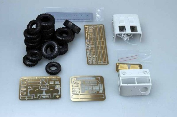 Trumpeter 00212 MAZ-537G Late Production type with MAZ/ChMZAP-5247G semitraii (1:35)