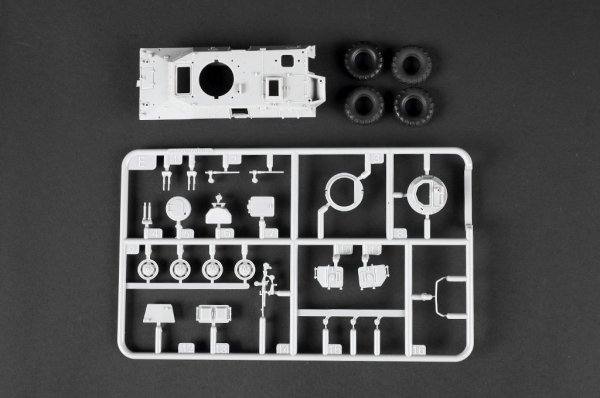 Trumpeter 07439 M706 Commando Armored Car in Vietnam 1/72
