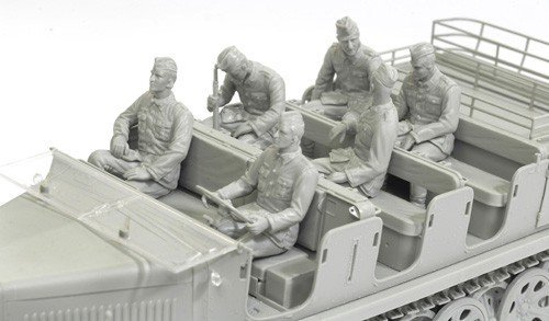 Dragon 6545 Sd.Kfz.7 8t Half-Track Early Production w/Crew (1:35)