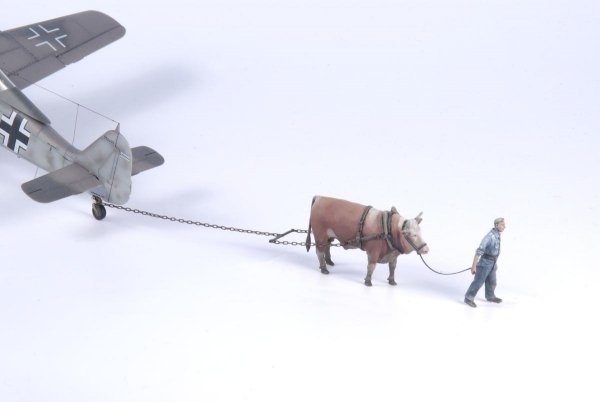 CMK F48354 Ox Towing Me-163B &amp; Luftwaffe Ground Crew 1/48