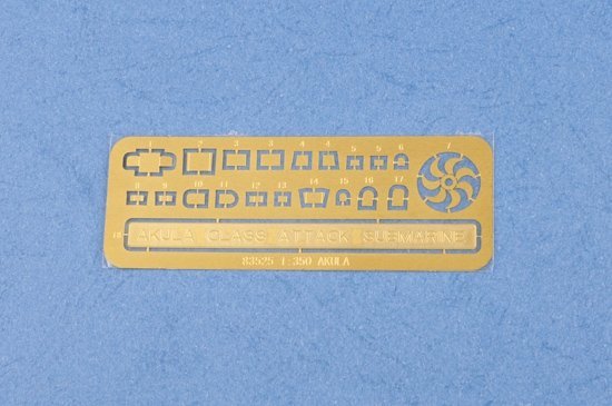 Hobby Boss 83525 Russian Navy SSN Akula Class Attack Submarine (1:350)