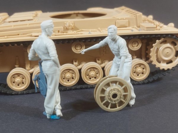 Panzer Art FI35-240 German tank mechanic at work set 1/35