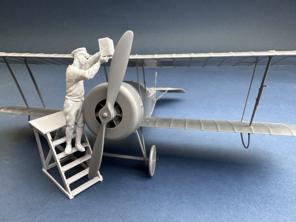 Copper State Models F32-054 RNAS mechanic with a can 1/32