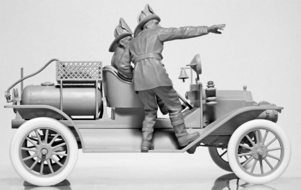 ICM 24017 Model T 1914 Fire Truck with Crew (1:24)