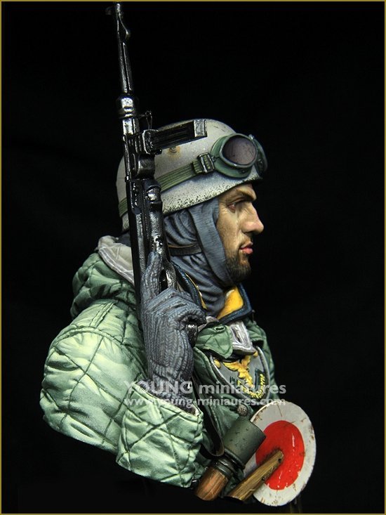 Young Miniatures YM1874 German Fallschirmjäger Eastfront 1943 1/10