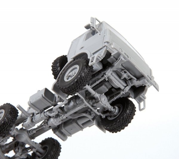 Zvezda 5074 KAMAZ K-5350 Mustang Russian 3-Axle Truck 1/72