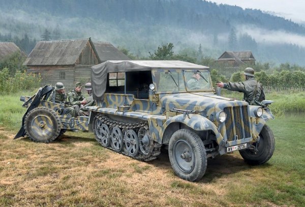 Italeri 6595 Sd. Kfz. 10 Demag D7 with 7,5 cm leIG 18 and crew 1/35