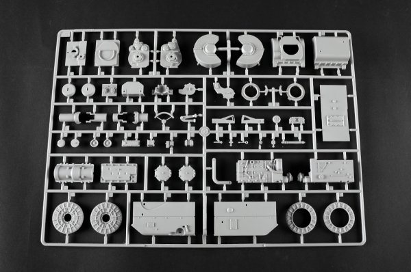 Trumpeter 00948 German Tiger II Heavy Tank - Porsche Turret Early Production 1/16