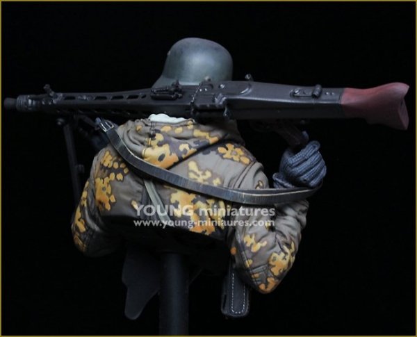 Young Miniatures YM1882 German Machine Gunner Eastern Front WWII 1/10