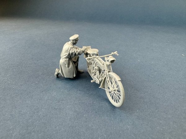Copper State Models F35-058 British dispatch rider Checking motorcycle ( Motorcycle not included) 1/35