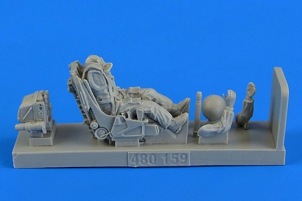 Aerobonus 480159 Soviet Fighter Pilot with ejection seat for Su-27 Flanker 1/48 Academy