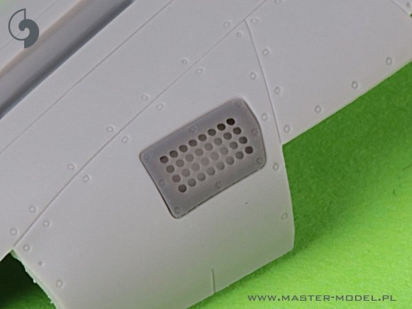 Master AM-72-171 P-51 Mustang - pokrywa wlotu powietrza do gaźnika - typ standardowy z otworami (do modelu Arma Hobby) 1/72