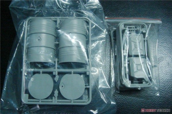 Classy Hobby MC16002 WWII German 20L Jerry Can &amp; 200L Fuel Drum Set 1/16
