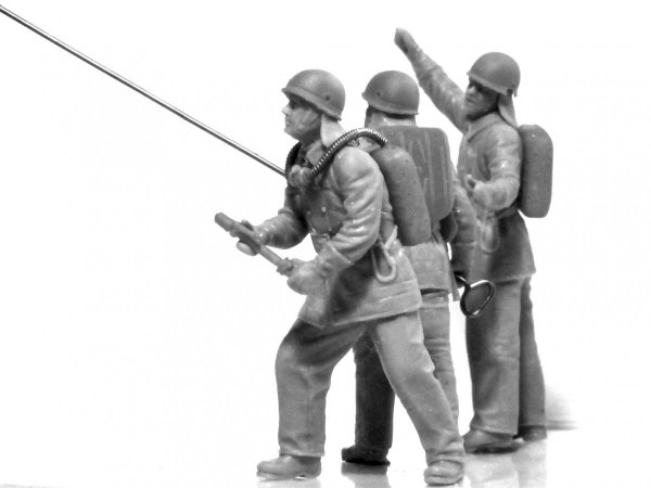 ICM 35623 Soviet Firemen (1980's) 1/35