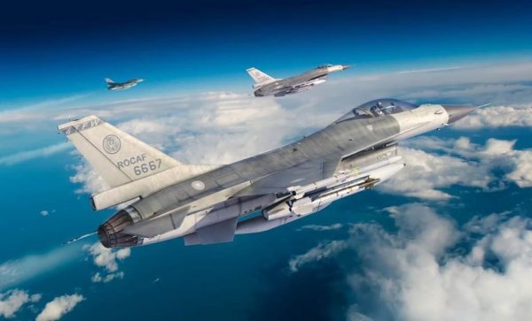 Kinetic K48101 F-16V Block 20 ROCAF 2 in 1: Single &amp; Double Seat 1/48