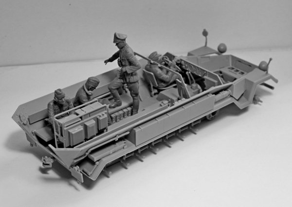 ICM 35105 Beobachtungspanzerwagen Sd.Kfz.251/18 Ausf.A WWII German Observation Vehicle with crew 1/35