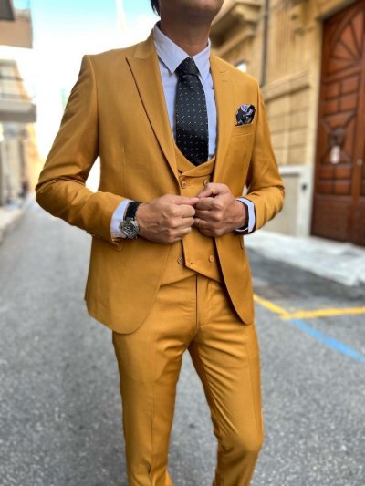 Elegancki garnitur męski - Trzy części - Kolor musztardowy - Made in Italy
