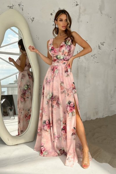 Sukienka damska, długa - w kwiaty - Różowa - Efektowne rozcięcie boczne