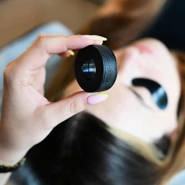 Tape für Wimpernverlängerung mit der UV-Methode