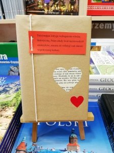 Wielowątkowa saga rodzinna, w której mieszają się barwne wspomnienia, tajemnice, pragnienia, odważne wyprawy, wielkie miłości i bolesne straty... 