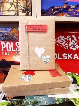 Przezabawna i ciepła opowieść o tym jak trudno pokochać obce dziecko. Szczególnie jeśli jest ono dorastającą panną o dość szczególnym światopoglądzie.