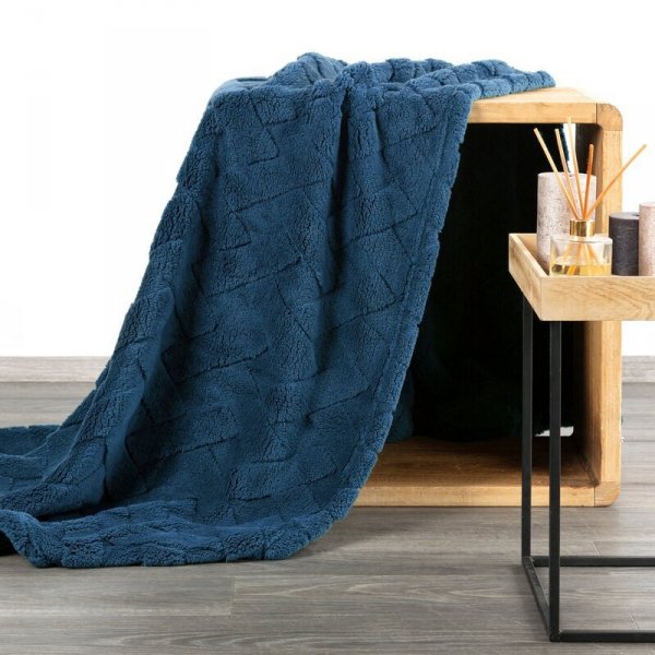 Koc flano 170x210 cm zdobiony wytłaczanym wzorem CARO Design 91 Granatowy