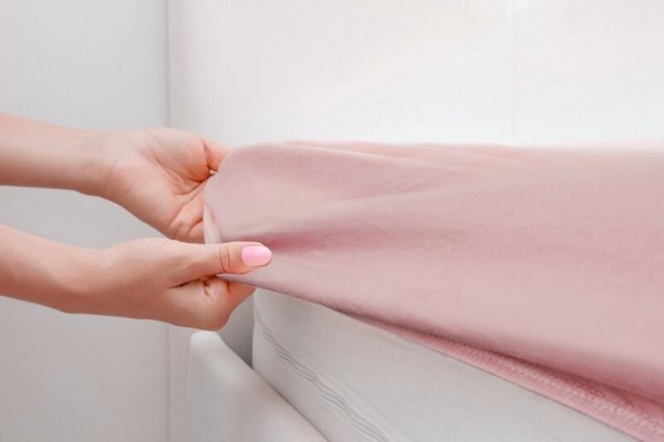 Prześcieradło jersey z gumką 160x200 cm z bawełny kolor pudrowy róż 125 g/m2 Design 91