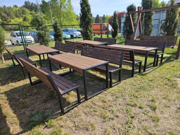 Zielona klasa. Klasa pod chmurką, 2 stoły, 4 ławki i 2 krzesła z oparciem LOFT CERTYFIKAT