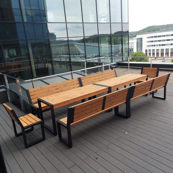 Zielona klasa. Klasa pod chmurką, 2 stoły, 4 ławki i 2 krzesła z oparciem LOFT CERTYFIKAT